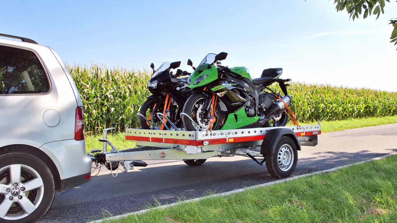 PKW mit Motorradanhänger und zwei Motorrädern – Anhänger mieten bei Höger eGbR in Memmingen