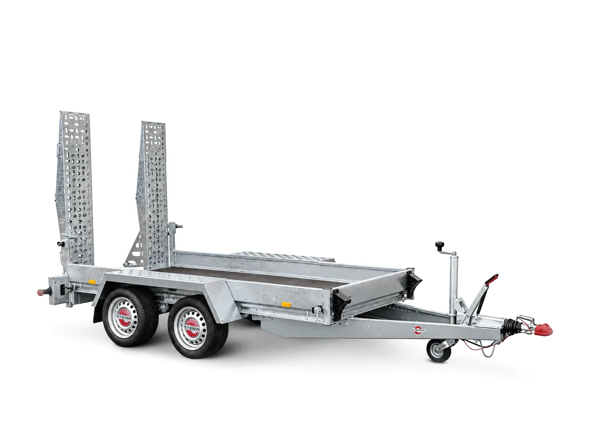 Stema Baumaschinentransporter Tandem mit hochgeklappten Auffahrrampen bei Höger eGbR in Memmingen