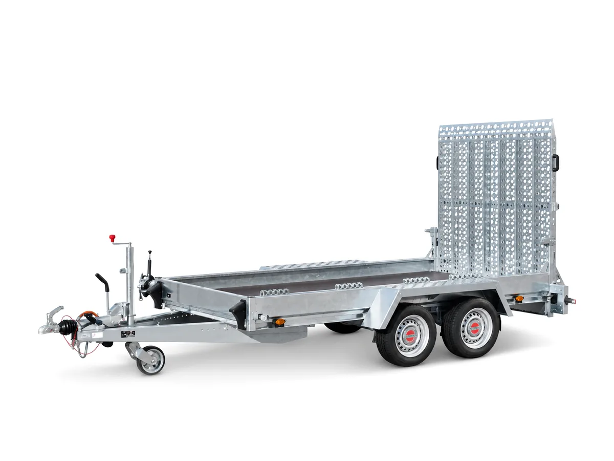 Stema Baumaschinentransporter mit breiter Auffahrklappe bei Höger eGbR in Memmingen