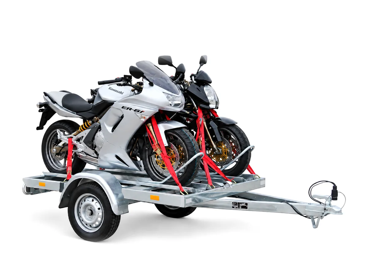 Stema Motorradtransporter beladen mit zwei Motorrädern bei Höger eGbR in Memmingen